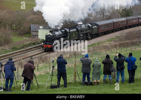 Trainspotters à regarder un train à vapeur en banque Gilbert Collard escalade Devon. Banque D'Images