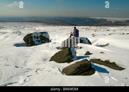 Un marcheur admire la vue ouest de Bleaklow, Peak District, Derbyshire, Angleterre, RU Banque D'Images