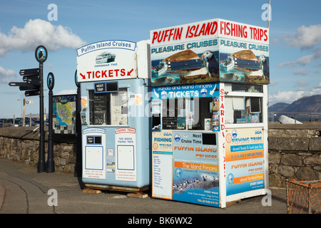 L'île de macareux croisière kiosques sur front de mer, sur le détroit de Menai. Beaumaris, Isle of Anglesey, au nord du Pays de Galles, Royaume-Uni, Angleterre Banque D'Images