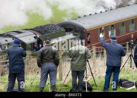 Trainspotters à regarder un train à vapeur en banque Gilbert Collard escalade Devon. Banque D'Images