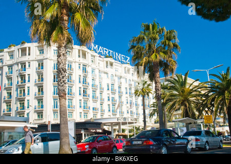 , Cannes La Croisette , l'hôtel de luxe avec façade et balcons & palmiers et Deep blue sky Banque D'Images