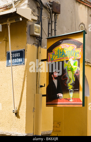 Vieil Antibes , plaque de rue pour l'Absinthe Bar , liqueur anisée , sur le cours Massena par le marché Banque D'Images