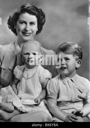 La reine Elizabeth II avec la Princesse Anne et le Prince Charles vers 1951 Banque D'Images