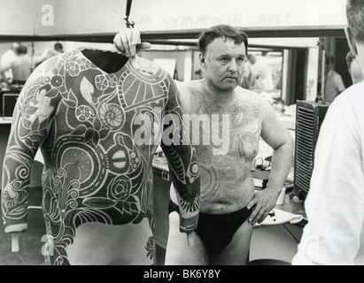 ROD STEIGER dans le maquillage pour le film Warner 1969 illustré l'homme avec l'artwork pour le tatouage qu'il a avait peint sur Banque D'Images