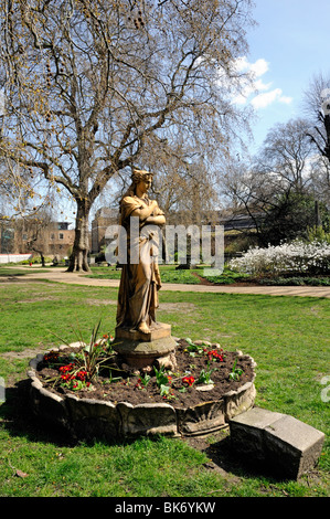 Statue de l'Euterpe Muse de la musique instrumentale, une figure en terre cuite à St George's Gardens Bloomsbury Londres Angleterre Royaume-uni Banque D'Images