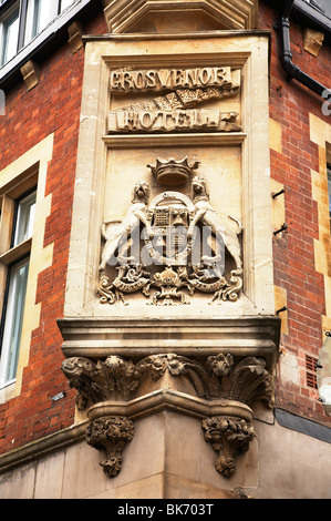 Logo de l'hôtel Grosvenor sculpté dans wall Chester UK Banque D'Images