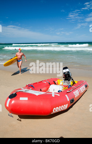 De sauveteurs sur une plage de la banlieue de Sydney, Australie. Banque D'Images