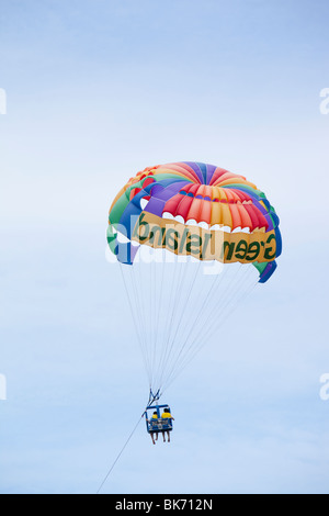 Les touristes le parachute ascensionnel sur Green Island sur la Grande Barrière de Corail près de Cairns, Queensland, Australie. Banque D'Images
