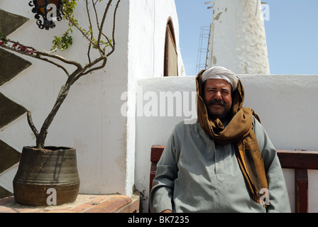 L'homme égyptien assis devant sa maison à Hurghada, Egypte Banque D'Images