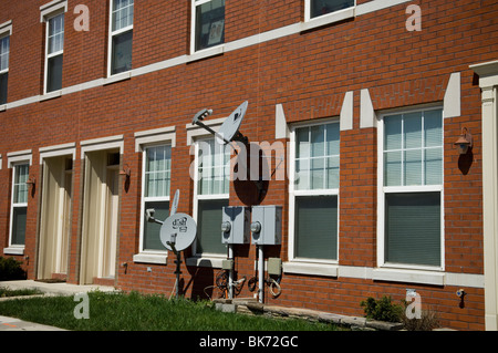 Des antennes paraboliques pour Dish TV à l'extérieur de maison à Philadelphie, PA le mercredi, 31 mars, 2010. (© Frances M. Roberts) Banque D'Images