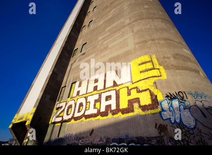 Graffitis sur un ancien silo à grains, Montréal, province de Québec, Canada. Banque D'Images