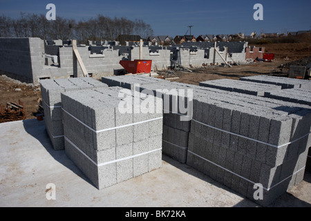 Pile de blocs de construction en béton breeze sur chantier de construction en Irlande du Nord, Royaume-Uni Banque D'Images