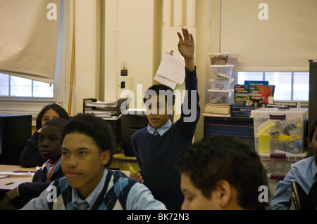 Les élèves de 7 e année en savoir plus sur les invertébrés dans une école dans le quartier de Harlem, New York Banque D'Images