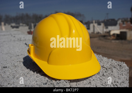 casque installé sur une pile de blocs de construction en béton brise sur un site de construction vide dans le nord de l'irlande du royaume-uni Banque D'Images