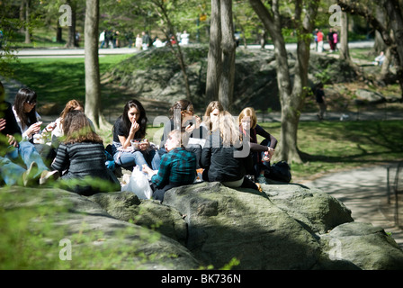 Les New-yorkais et les visiteurs de profiter de la douceur printanière météo à Central Park à New York Banque D'Images