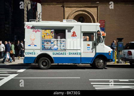 Un monsieur Softee soft camion de crème glacée au centre de Manhattan à New York vu le Samedi, Avril 10, 2010. (© Richard B. Levine) Banque D'Images