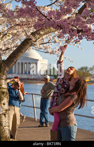 Mère et fille appréciant les fleurs de cerisier en face de la Jefferson Memorial à Washington DC Banque D'Images