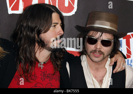 DAVE GROHL & GAZ COOMBES VH1 HOMORS ROCK : L'OMS WESTWOOD UCLA LOS ANGELES USA 12 Juillet 2008 Banque D'Images