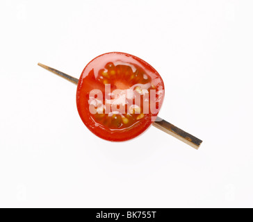 La moitié de la tomate cerise rouge sur un cure-dent Banque D'Images