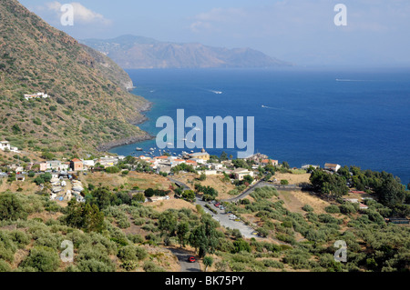 Le village de bord de mer de Rinella sur l'île de Salina (avec l'île de Lipari en arrière-plan), les îles Eoliennes, la Sicile, l'Italie. Banque D'Images