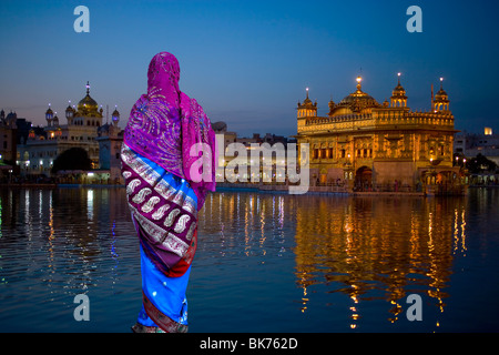 Femme en sari en face du Golden Temple, Amritsar, Punjab, India Banque D'Images