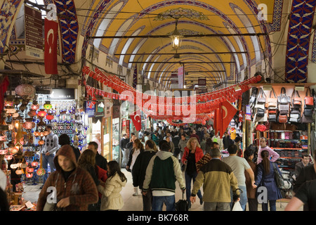 Clients dans le Grand Bazar à Istanbul, Turquie. Banque D'Images