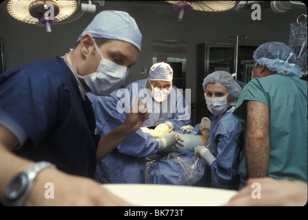Chirurgie spéciale pour les varices. L'équipe de chirurgien et à voir dans le moniteur par l'organisme par le biais d'une caméra de très petite taille. Banque D'Images