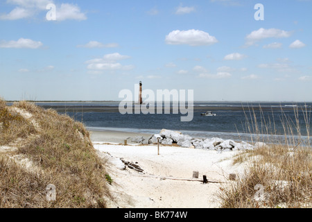 Plage de l'île de la folie avec phare dans la distance, Charleston, SC, USA. L'île de la folie est juste au sud de la ville historique de Charleston, SC Banque D'Images