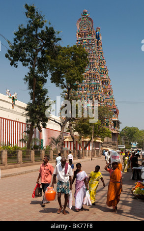 L'Inde, le Tamil Nadu, Madurai, Sri Meenakshi Temple, pèlerins en face de gopuram sud nouvellement restauré Banque D'Images