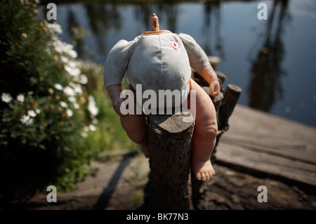 Une poupée se bloque sur une clôture sur l'île des poupées dans Xochimilco, au sud de Mexico City Banque D'Images