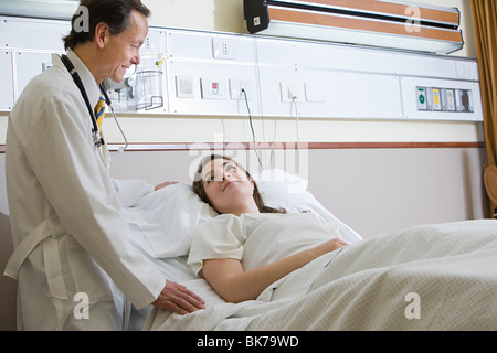 Médecin et jeune femme à l'hôpital Banque D'Images