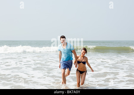 Couple having fun in the sea Banque D'Images