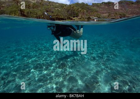 Deux images du snorkeler planant au-dessus d'un substrat sablonneux, Hanauma Bay, Oahu, Hawaii, USA - avec le modèle libération Banque D'Images