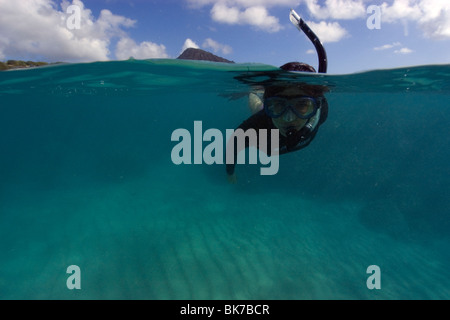 Deux images du snorkeler planant au-dessus d'un substrat sablonneux, Hanauma Bay, Oahu, Hawaii, USA - avec le modèle libération Banque D'Images