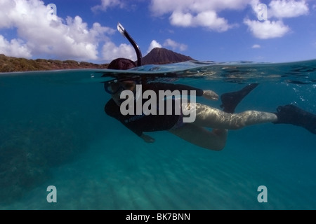 Deux images du snorkeler planant au-dessus d'un substrat sablonneux, Hanauma Bay, Oahu, Hawaii Banque D'Images