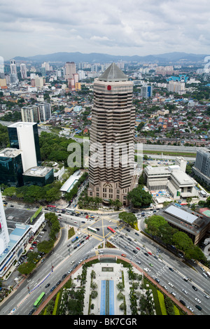 Regardant vers le bas à l'intersection de Jalan Ampang et Jalan P Ramlee de Skybridge Tours Petronas à Kuala Lumpur Banque D'Images