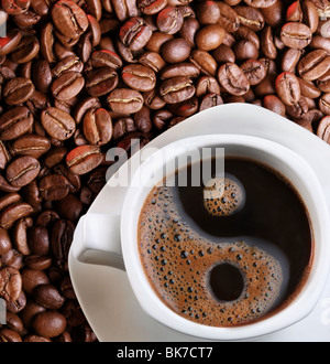 La mousse dans une tasse de café comme un symbole du Yin Yang Banque D'Images