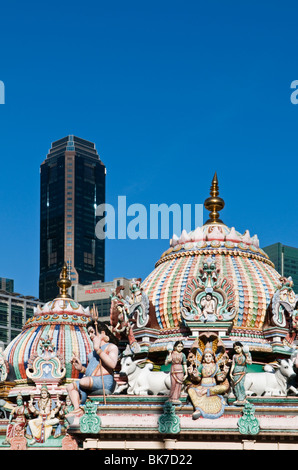 Les toits en dôme de l'Hindu Temple Sri Mariamman dans Chinatown Singapores contrastant un gratte-ciel moderne. Banque D'Images