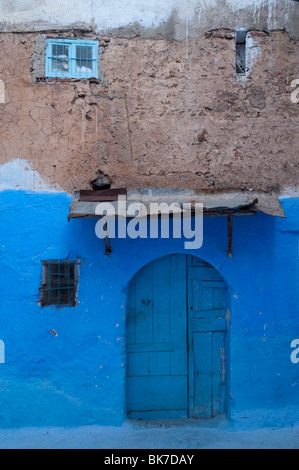 Maison typique porte, Chefchaouen, Maroc. Banque D'Images