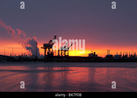 Coucher de soleil à Hartlepool Docks, Dock Cranes ; tours symétriques, cheminées et grues en silhouette vue de South Gare, Teesside, North Yorkshire, Royaume-Uni Banque D'Images