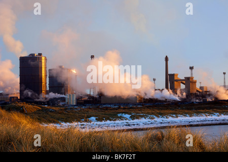 British Steel Industry Plant site industriel fours à coke. Les aciéries émettent des émanations de vapeur à Middlesbrough, Redcar, Teesside, Yorkshire, Royaume-Uni Banque D'Images