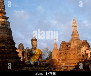 Ruines du Wat Mahathat, Sukhothai, UNESCO World Heritage Site, Thaïlande, Asie du Sud, Asie Banque D'Images