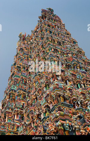 L'Inde, le Tamil Nadu, Madurai, Sri Meenakshi Temple, coloré, récemment restauré, à l'ouest gopuram Banque D'Images