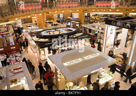 Les comptoirs de cosmétiques dans les Galeries Lafayette, Paris, France. Banque D'Images