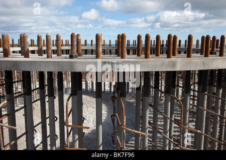 Fondations, écrous, boulons, d'alimentation, le béton, l'énergie et les détails de la construction de la ferme éolienne de Tullo, Laurencekirk, Aberdeenshire, Ecosse. UK Banque D'Images