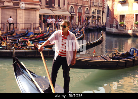 Gondole Gondolier sur son canal de Venise en gros plan Banque D'Images