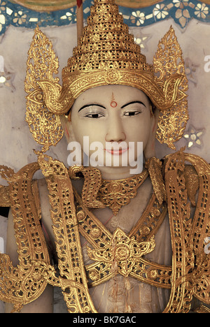 Bouddha en tenue royale, albâtre, Mandalay, Myanmar (Birmanie), l'Asie Banque D'Images