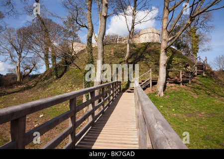 Llangoed, Isle of Anglesey (Ynys Mon), au nord du Pays de Galles, Royaume-Uni. Passerelle en bois fossé entourant les ruines du château de Castell Aberlleiniog Banque D'Images