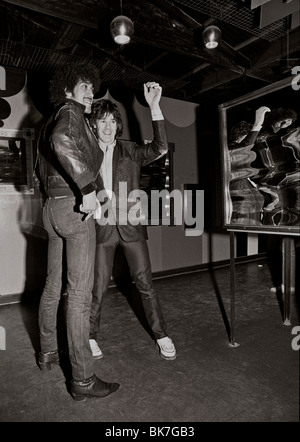 Phil Lynott et Gary Moore dans la chambre des miroirs au parc d'attractions Tivoli à Copenhague pendant la tournée Thin Lizzy Banque D'Images