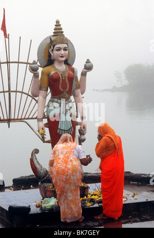 Temple indien dans le lac sacré de Grand Bassin à l'Île Maurice, océan Indien, Afrique Banque D'Images